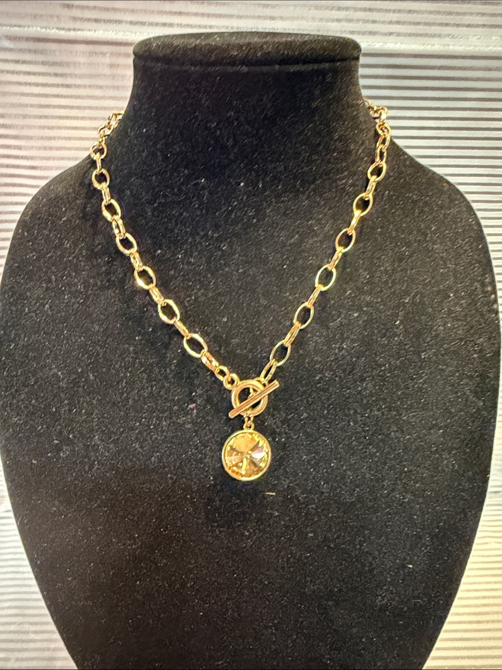 Source Unknown Gold Toggle Link Necklace with Round Sunburst Pendant